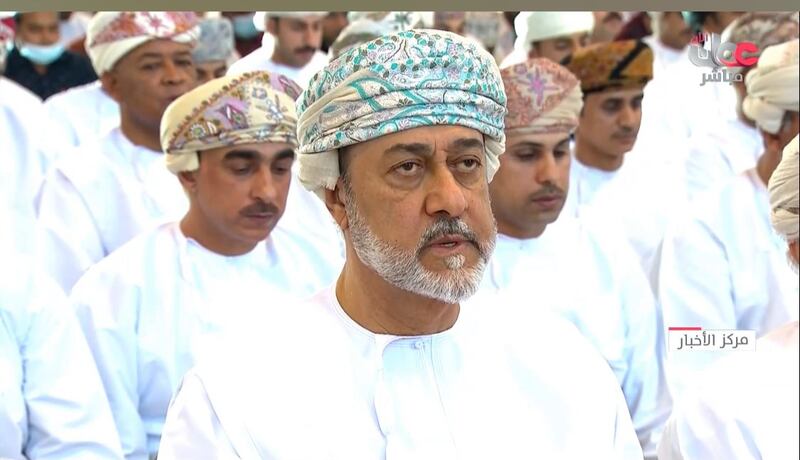 بالصور: جلالة السلطان يؤدي صلاة العيد