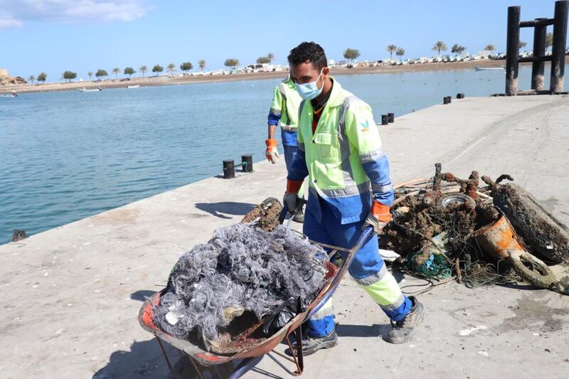 بالصور: استخراج مخلفات وزنها 800 كيلوجرام