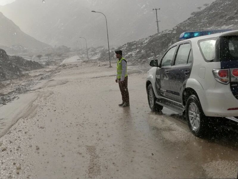 بالصور: رجال الشرطة تحت المطر لتنظيم المرور