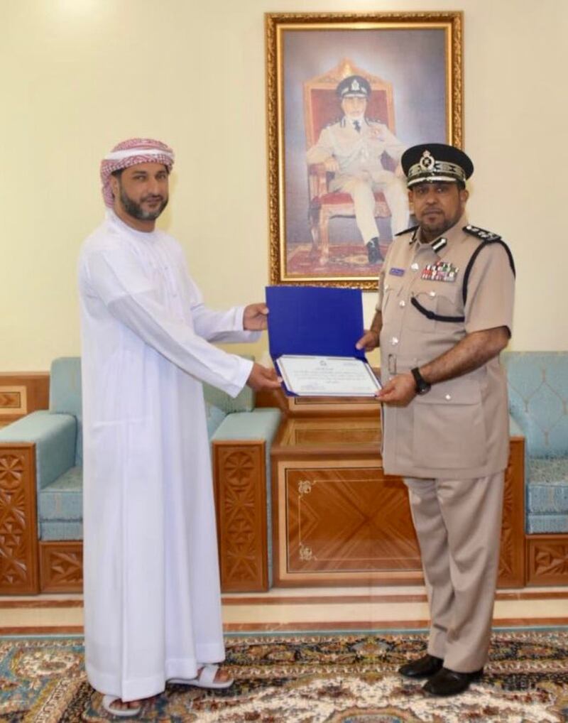 الشرطة تُكرم مواطنًا تعاون معها