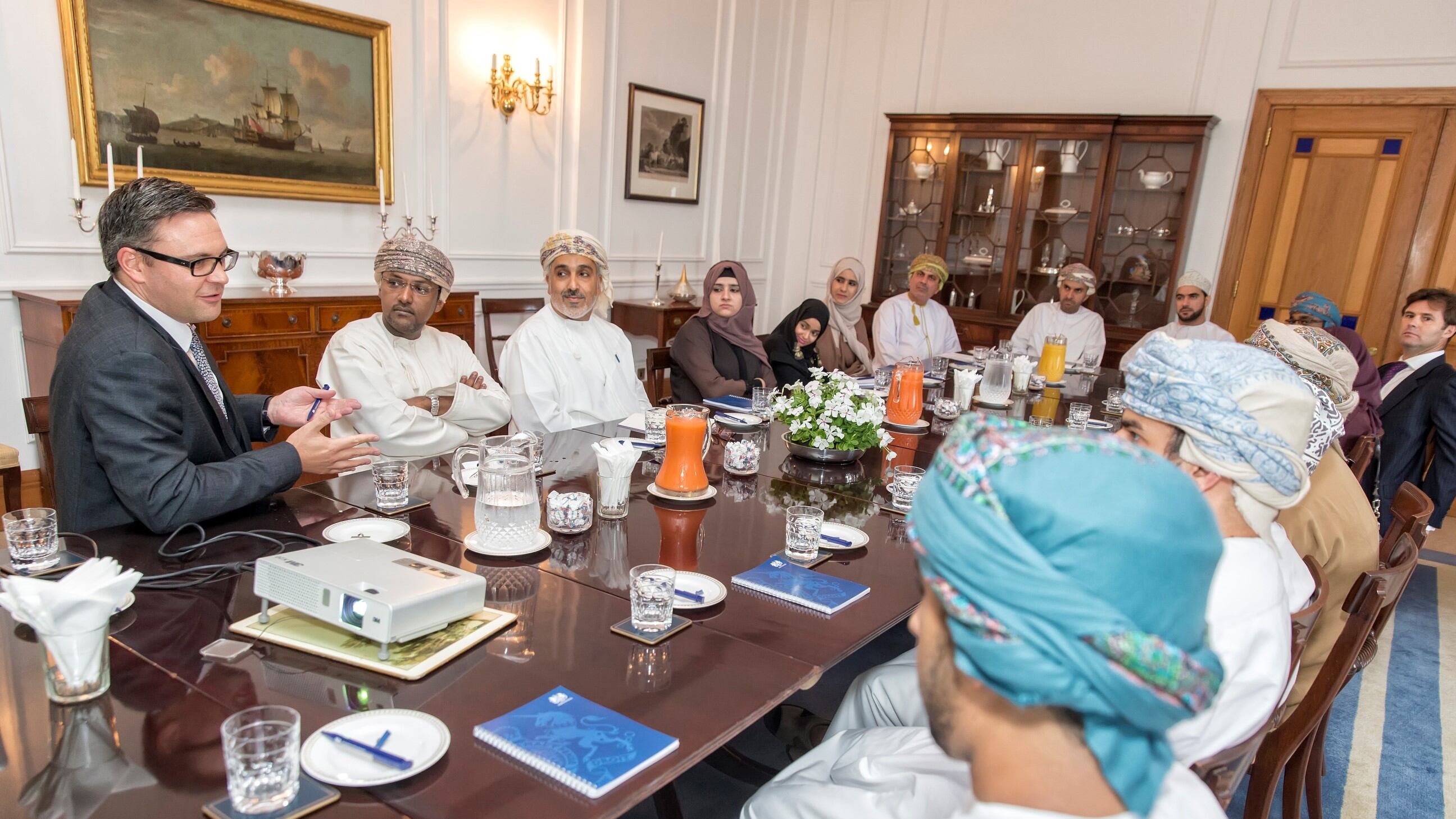 ثمانية عمانيين موهوبين يحصلون على منح كاملة لدراسة الماجستير ببريطانيا