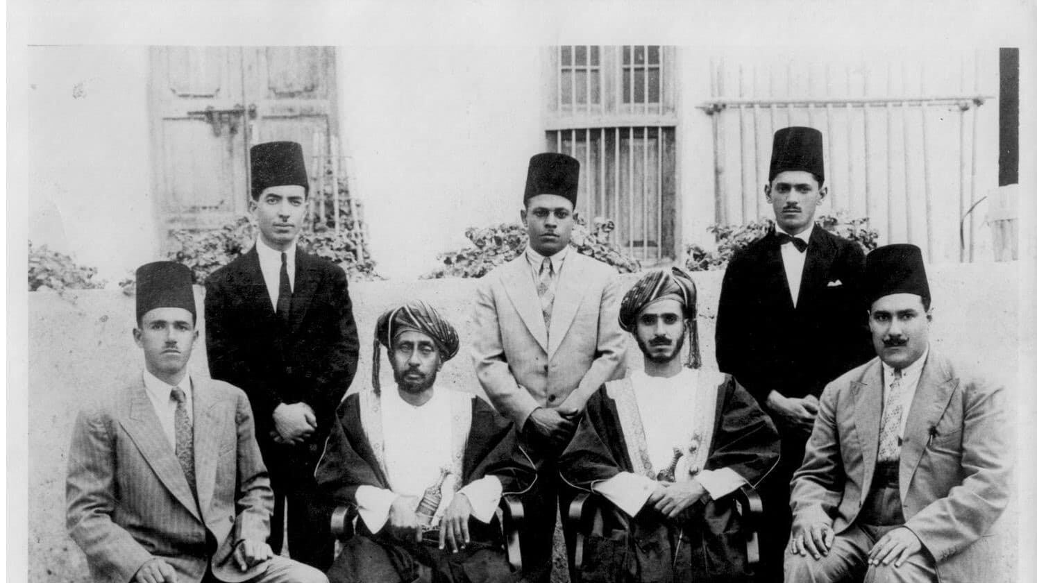 السلطانان تيمور بن فيصل وابنه سعيد اهتمّا بالتنظيم الإداري؛ فما أبرز المؤسسات التي ظهرت في عهدهما؟
