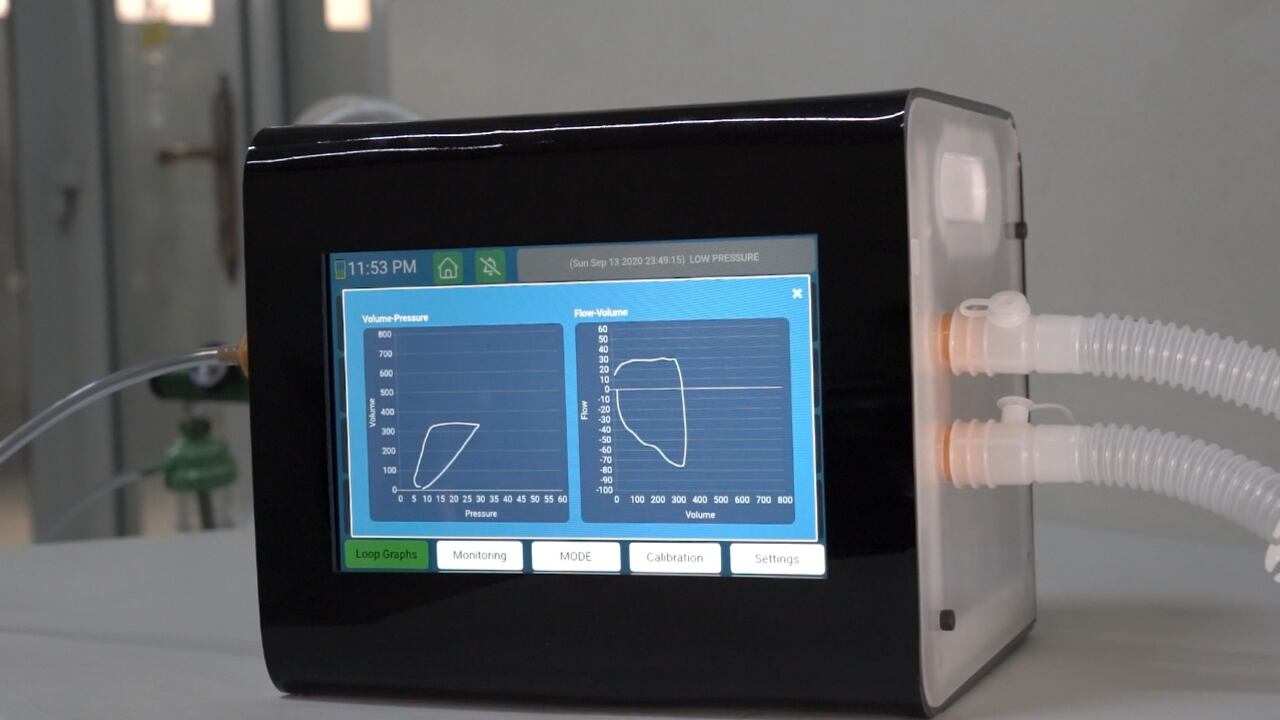 بالصور: شركة عُمانية تبتكر جهاز تنفس اصطناعيًا بميزة مُتفرِّدة