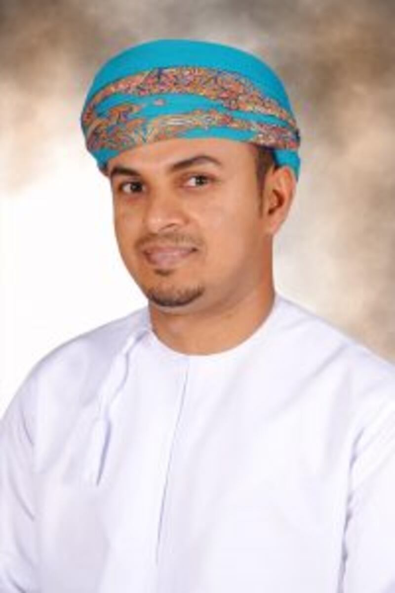 بالصور: عمل فني عُماني هدية لسلطان بروناي..ومؤلّفه يوضح فكرته ومكوناته
