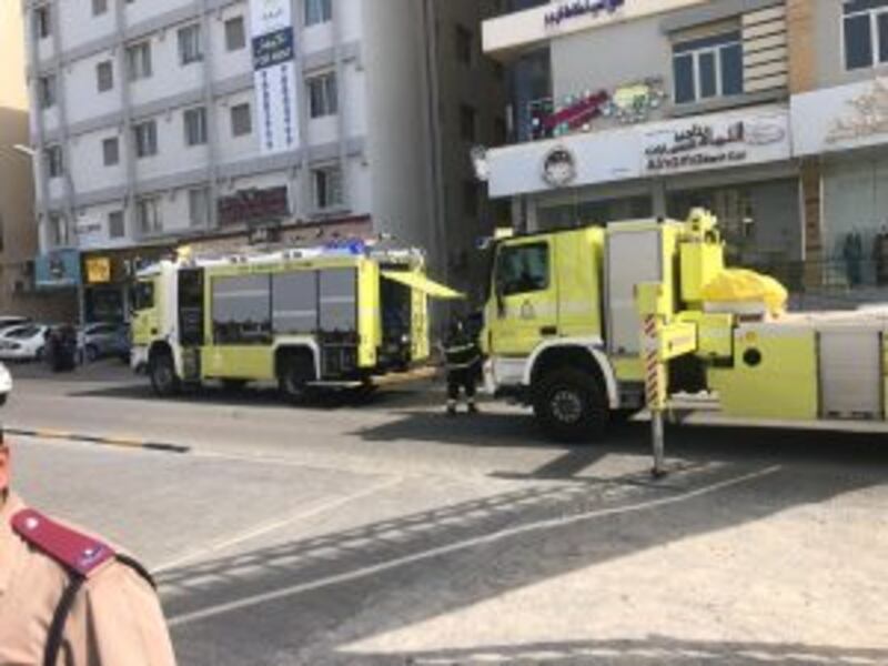 إنقاذ محتجزين في حريق بالسيب