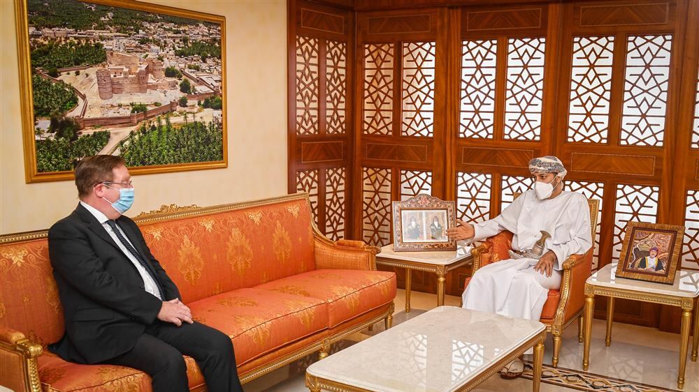 السيد حمود بن فيصل يستقبل السفير البريطاني