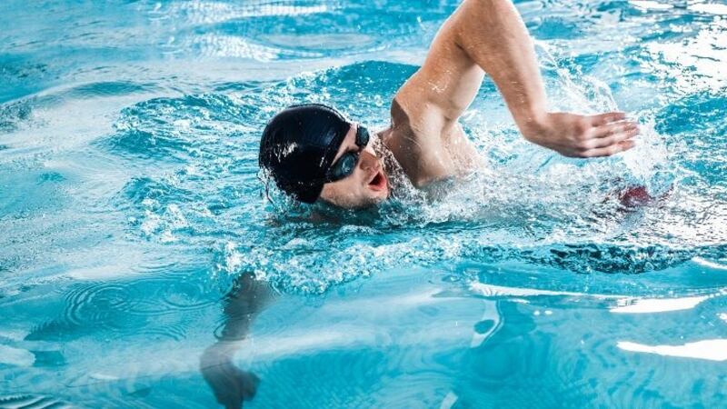 خبير عماني يُعطيك دروسًا في كيفية الطريقة الصحيحة للسباحة والاستمتاع بها