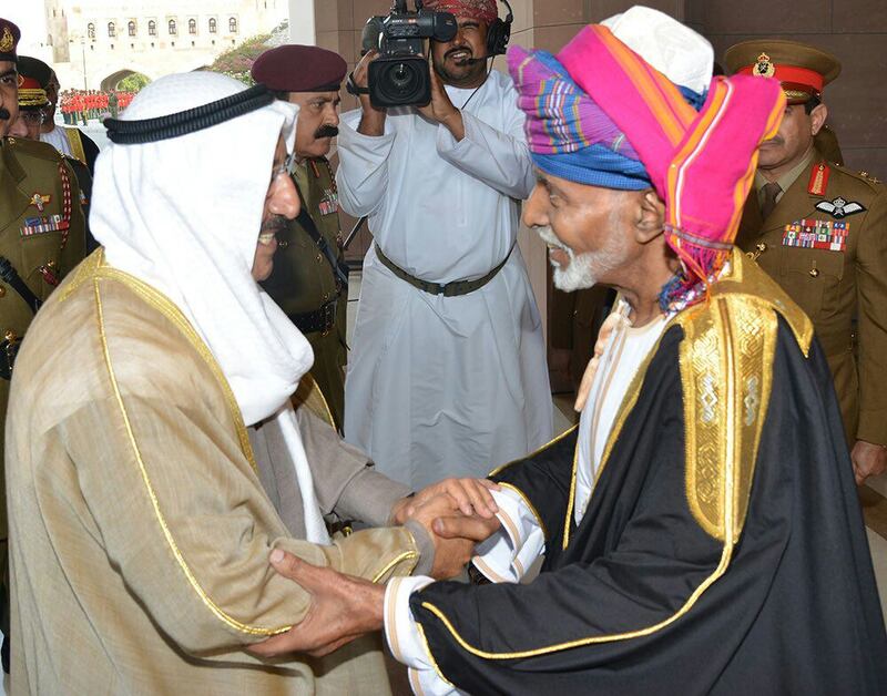 شاهد الإطلالة البهية لجلالة السلطان في استقبال أمير الكويت