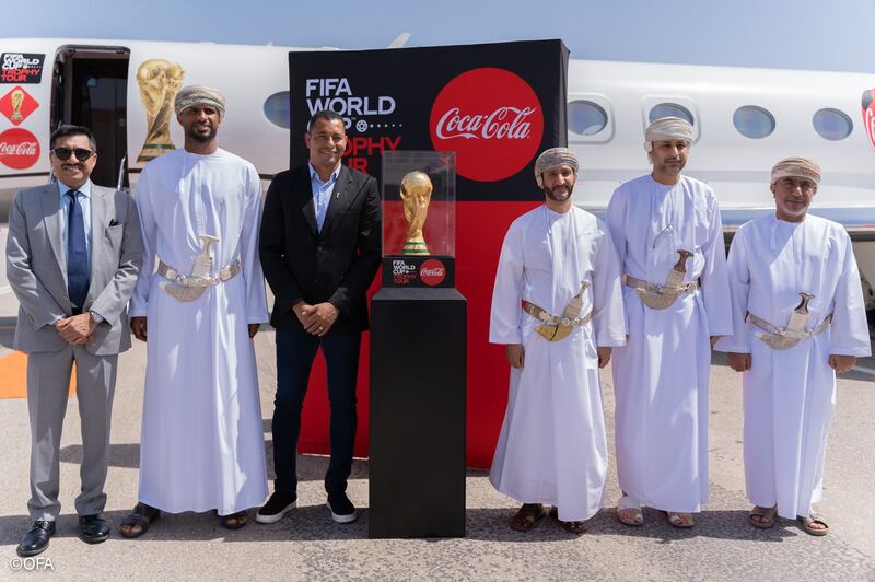 بالصور: كأس العالم تصل مسقط