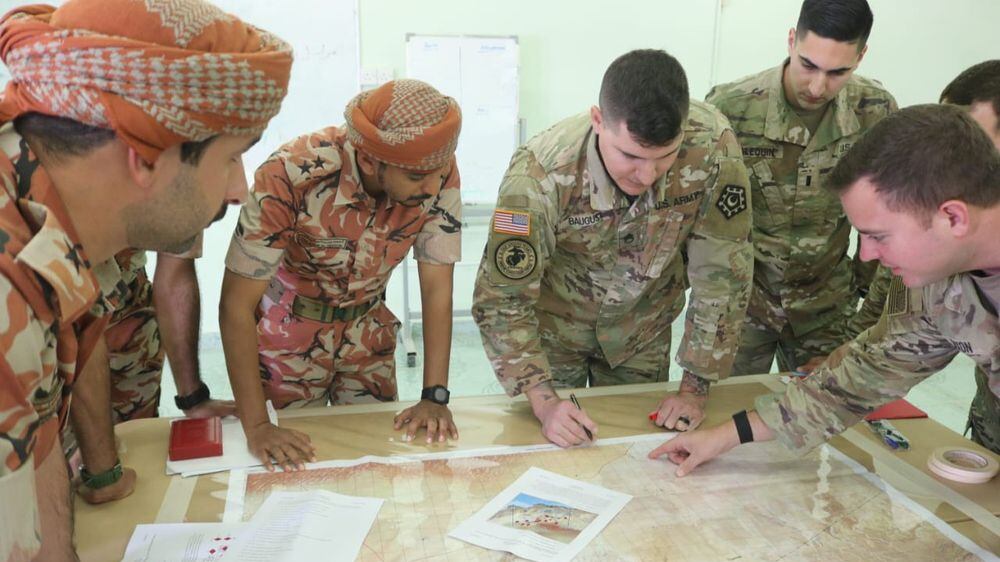 الجيش السلطاني ينفذ تمرينًا عسكريًا مع وحدات من الجيش الأمريكي