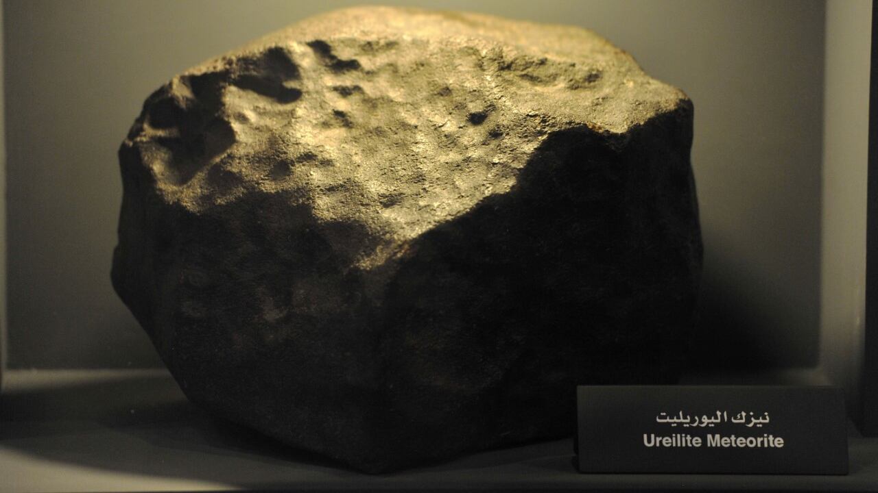 تزامنًا مع خريف ظفار: افتتاح معرض يضم نيازك نادرة