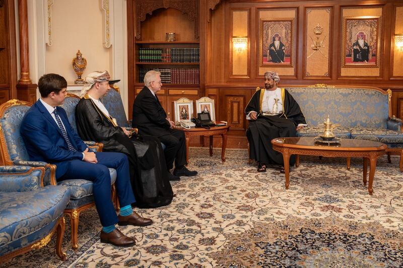 جلالة السلطان يمنح وسامًا