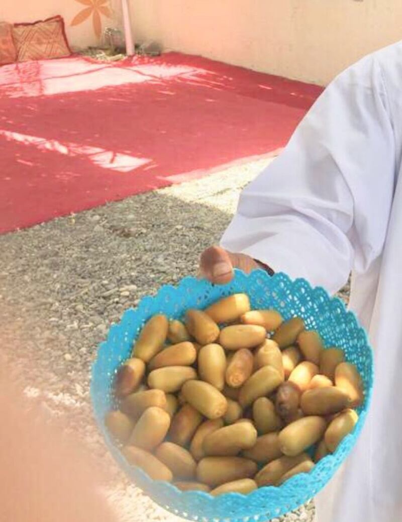 “تباشير القيظ” تبدأ: مواطن يبيع رطبًا بـ 1500 ريال والمشتري عُماني