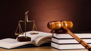 موظف عام تعمّد عرقلة سير العمل، وآخر أساء معاملة مُراجِع، فما قول القانون العُماني فيهما؟