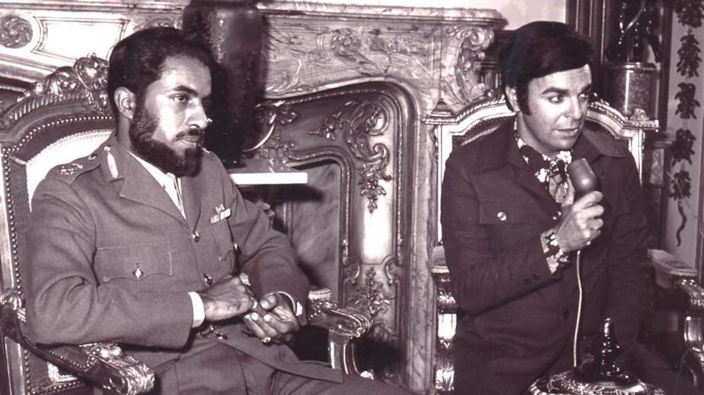 مذكرات لفنان مصري تتضمن حوارًا مع السلطان قابوس يكشف فيه حلمه لعُمان