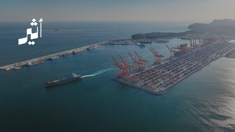 بعد استهداف خزانات الوقود بميناء صلالة: تواصل عُماني-إيراني وتطمينات بشأن الوقود وجودة الهواء