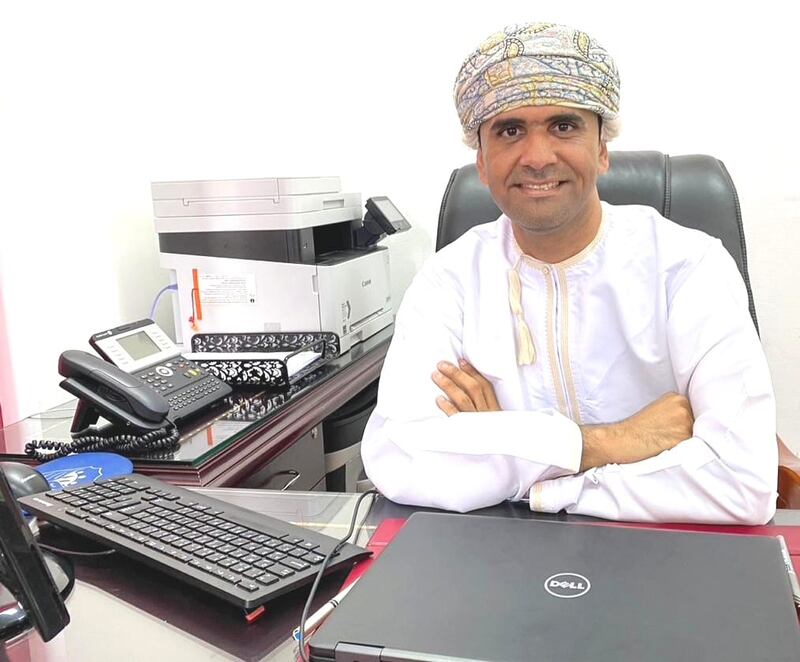 قصة نجاح: عُماني من إخفاقٍ دراسي إلى أستاذ جامعي بشهادتي دكتوراة