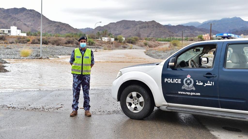 مسؤول شُرَطي يكشف عدد حالات الإنقاذ جراء الأمطار في شمال الباطنة