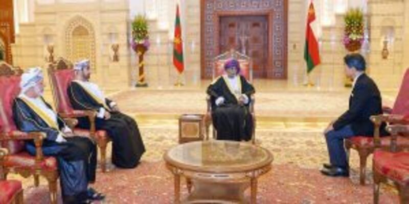 بالصور: جلالة السلطان يتقبل أوراق اعتماد سفيرين