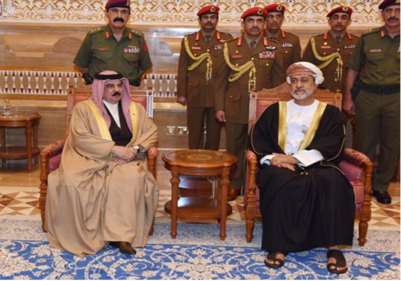 منها كرسي للسلطان قابوس ورسائل بين السلاطين والملوك: نماذج على العلاقات الوثيقة بين العمانيين والبحرينيين