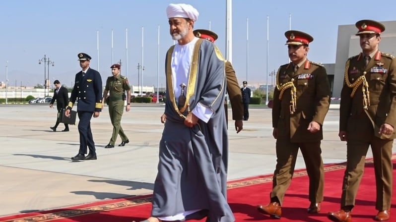 من هم المرافقون لجلالة السلطان في زيارته للإمارات؟