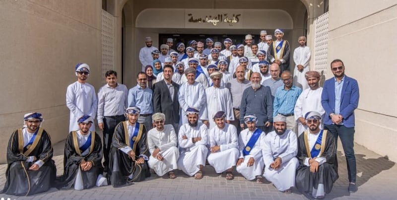 تخرّج “الأول” من جامعة السلطان قابوس ويواصل طموحه بدراسة لغة “غوته”