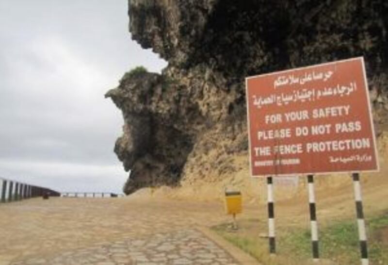 بالصور والخريطة..”كهف المرنيف” بين الجبل والنوافير الطبيعية