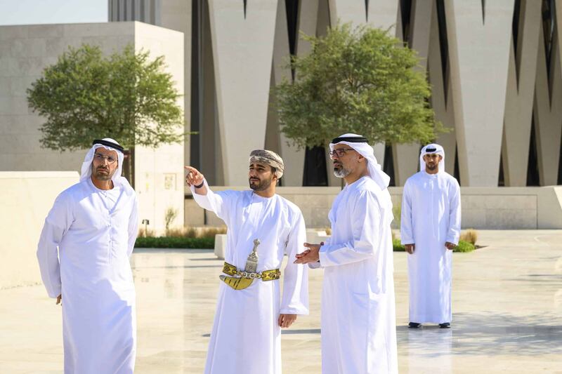 بالصور : سموّ السيد ذي يزن يزور متحف اللوفر أبوظبي