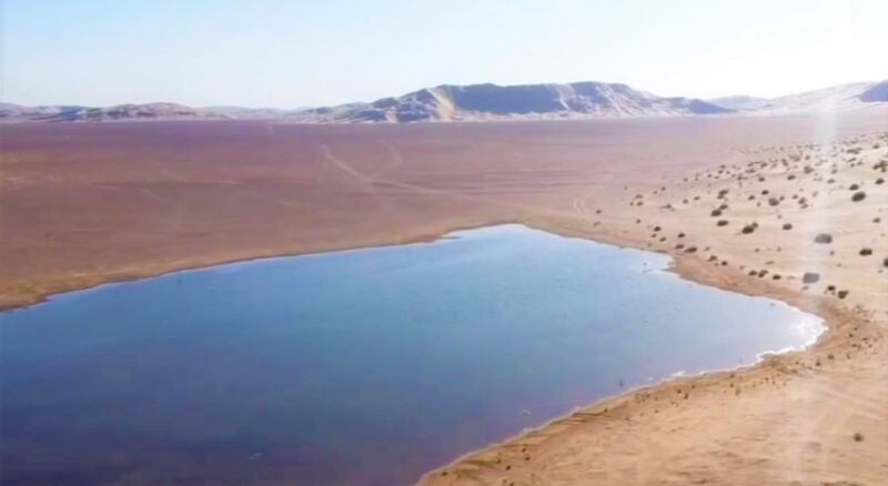 بحيرات بين الكثبان الرملية في نياية المشاش