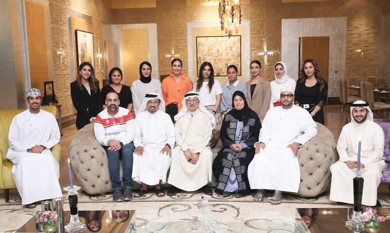 مجموعتي «توفيق بن سلطان القابضة» و «الاختيار الأول» يقدمان الدعم المطلق للمنتخب العماني للبادل