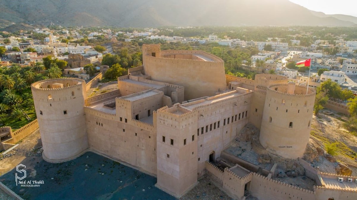 تعرف على العراقة وروعة التصميم المعماري في القلعة العُمانية المهيبة