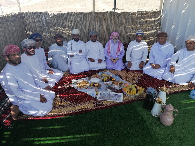عثر على موقع أثري في قرية عُمانية: مُعلِّم مغربي يعود للسلطنة بعد 22 عامًا