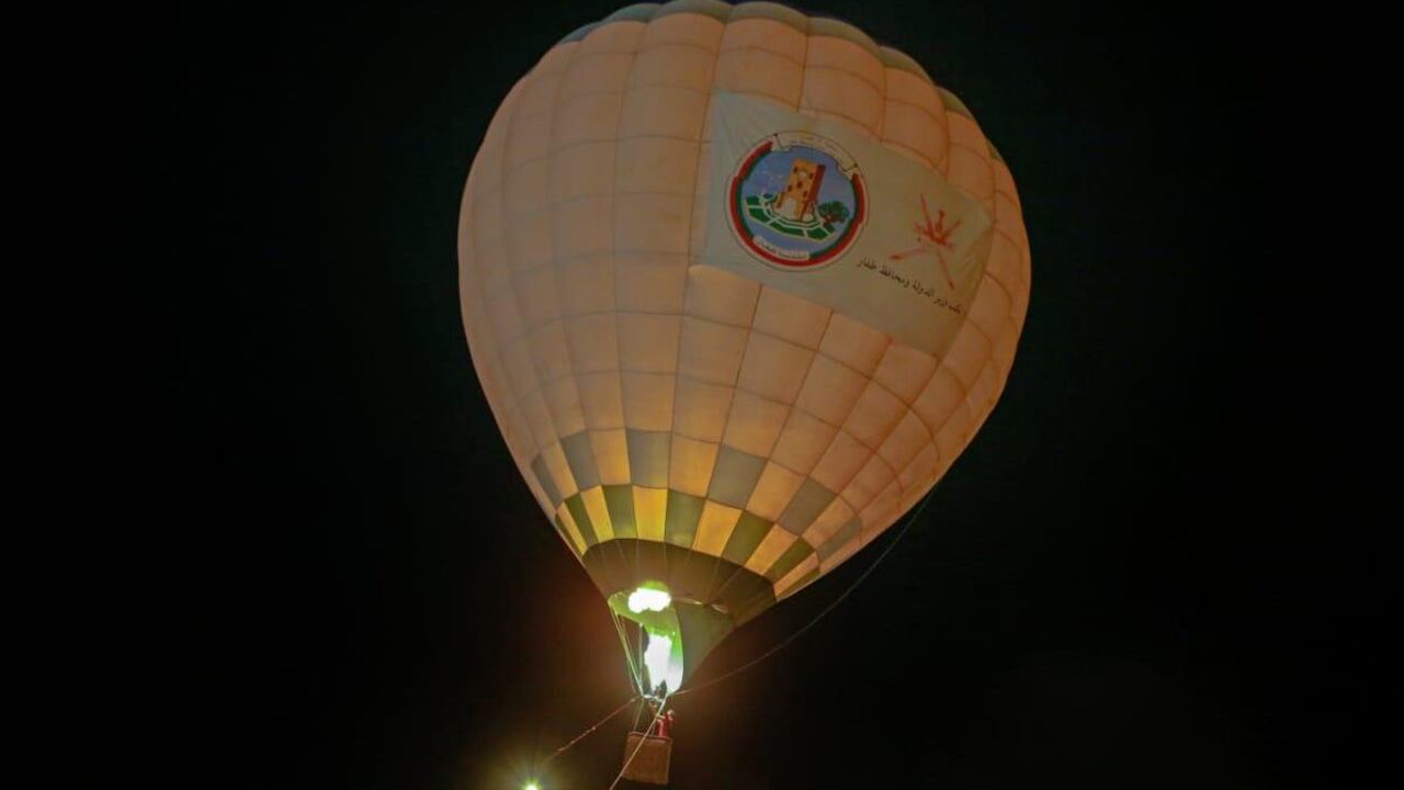 بالصور: انطلاق كرنفال المناطيد الذي يُوفّر تجربة استثنائية لأول مرة في صلالة