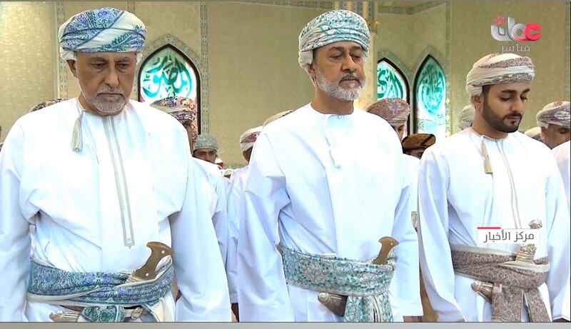 بالصور: جلالة السلطان يؤدي صلاة العيد