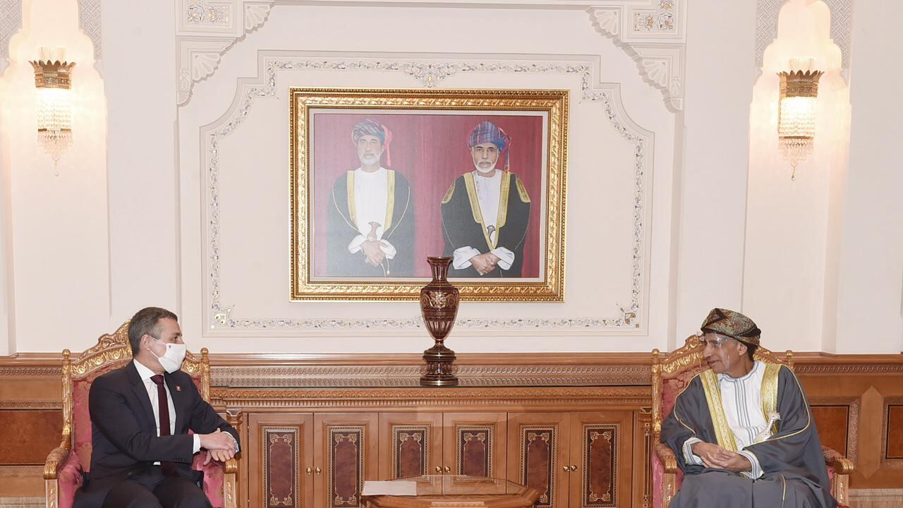 سمو السيد فهد يستقبل الضيف السويسري