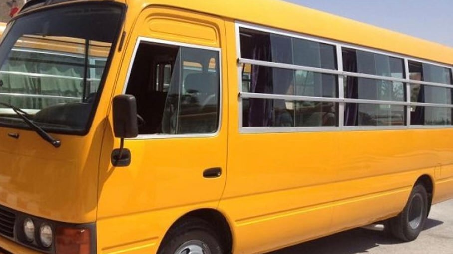 نسيان طالب في حافلة مدرسة ودخوله للمستشفى