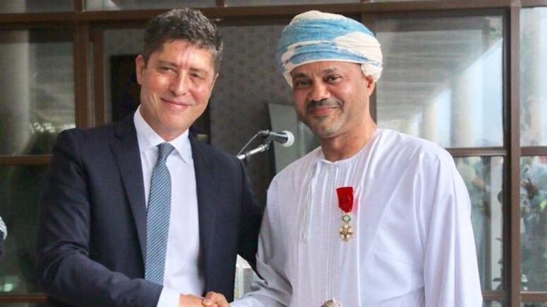 الرئيس الفرنسي يمنح بدر بن حمد وسام جوقة الشرف الوطني