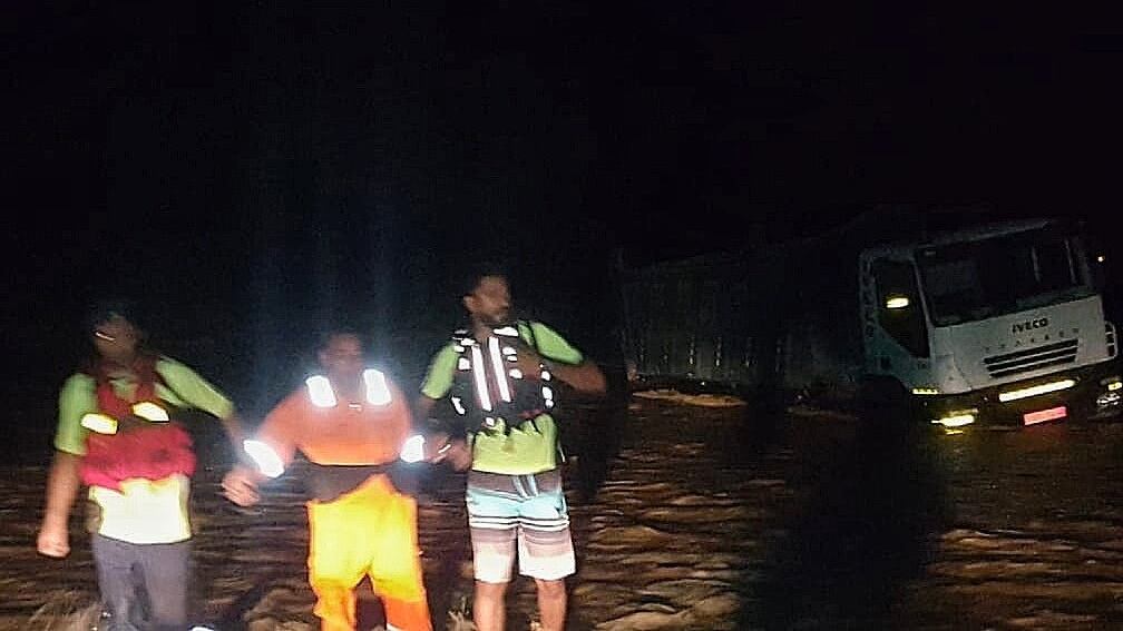 احتجاز آسيويين في وادٍ والدفاع المدني يتدخل