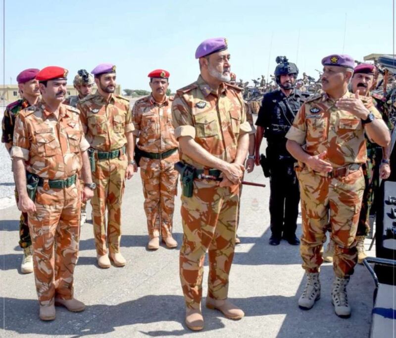 بالصور: جلالة السلطان يزور معسكر الصمود