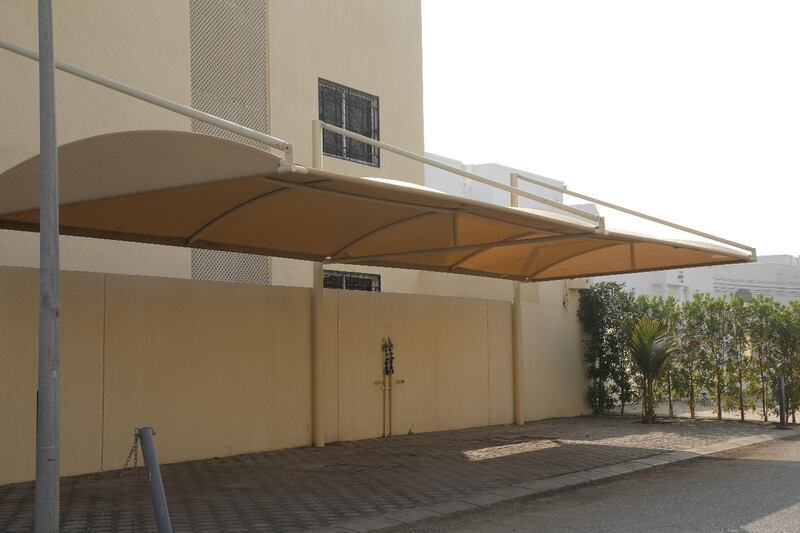 بالصور: رصد تجاوزات في البناء.. وبلدية مسقط تُحذّر