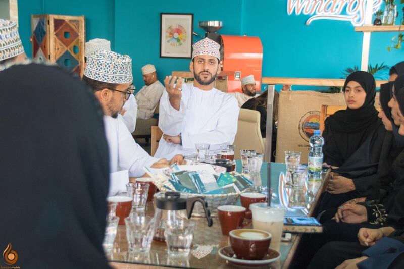 جلسة أدبية بحضور كتاب وشعراء عُمانيين شباب