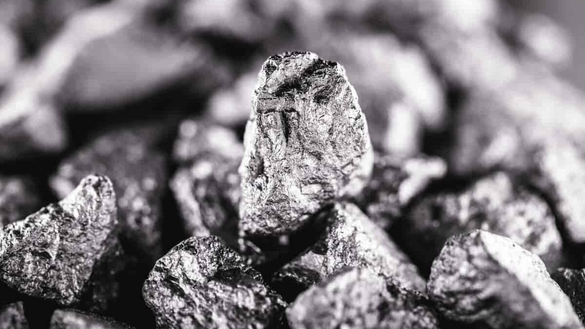 ماذا نعرف عن المعدن الذي أوقف عمليات إحدى الشركات العمانية؟