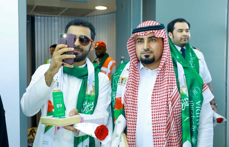 بالصور: مطارات عمان تحتفل باليوم الوطني السعودي الـ٨٩