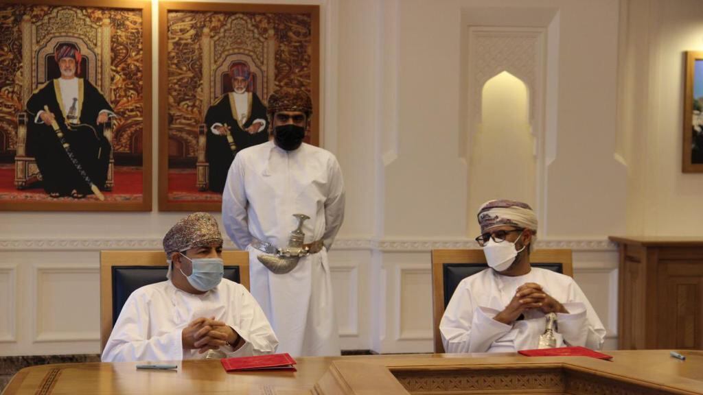 اتفاقية بين العمل وجامعة التقنية لإحلال 300 وظيفة للعمانيين