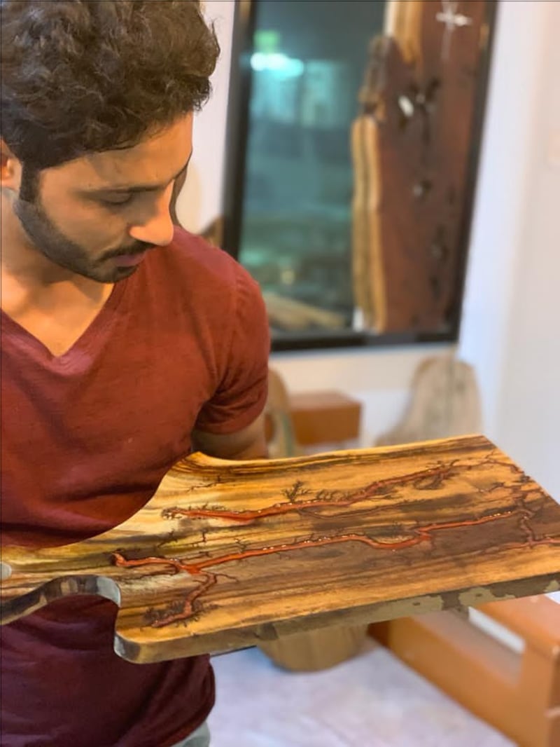 شاب عُماني يُحوِّل شغفه إلى مشروعٍ تجاري أغناه عن الوظيفة
