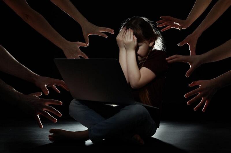 منها “انتقام وتصفية حسابات”: 35 جريمة إلكترونية تعرض لها أطفال.. ومختصة توضح