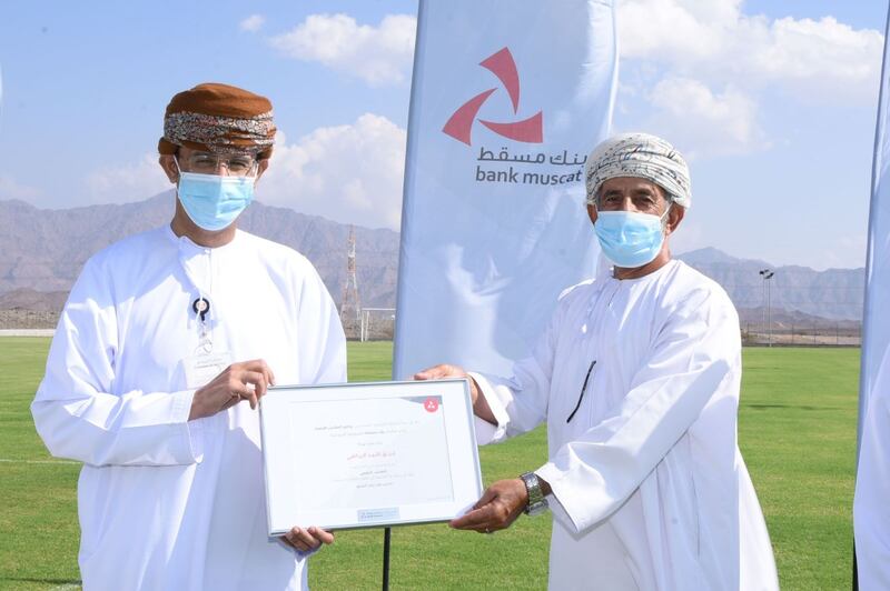 بنك مسقط يفتتح 3 ملاعب خضراء جديدة في الداخلية