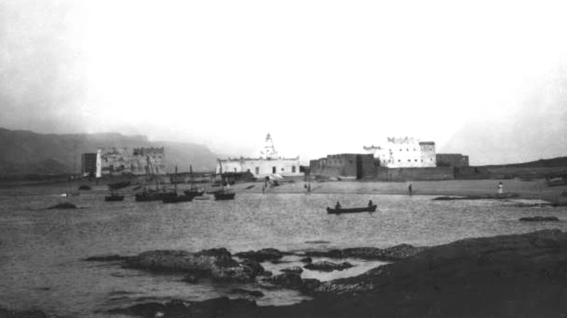 بالصور: معلم تراثي عُماني يُعطي شعاعًا أحمر بالليل  ينتظر الترميم