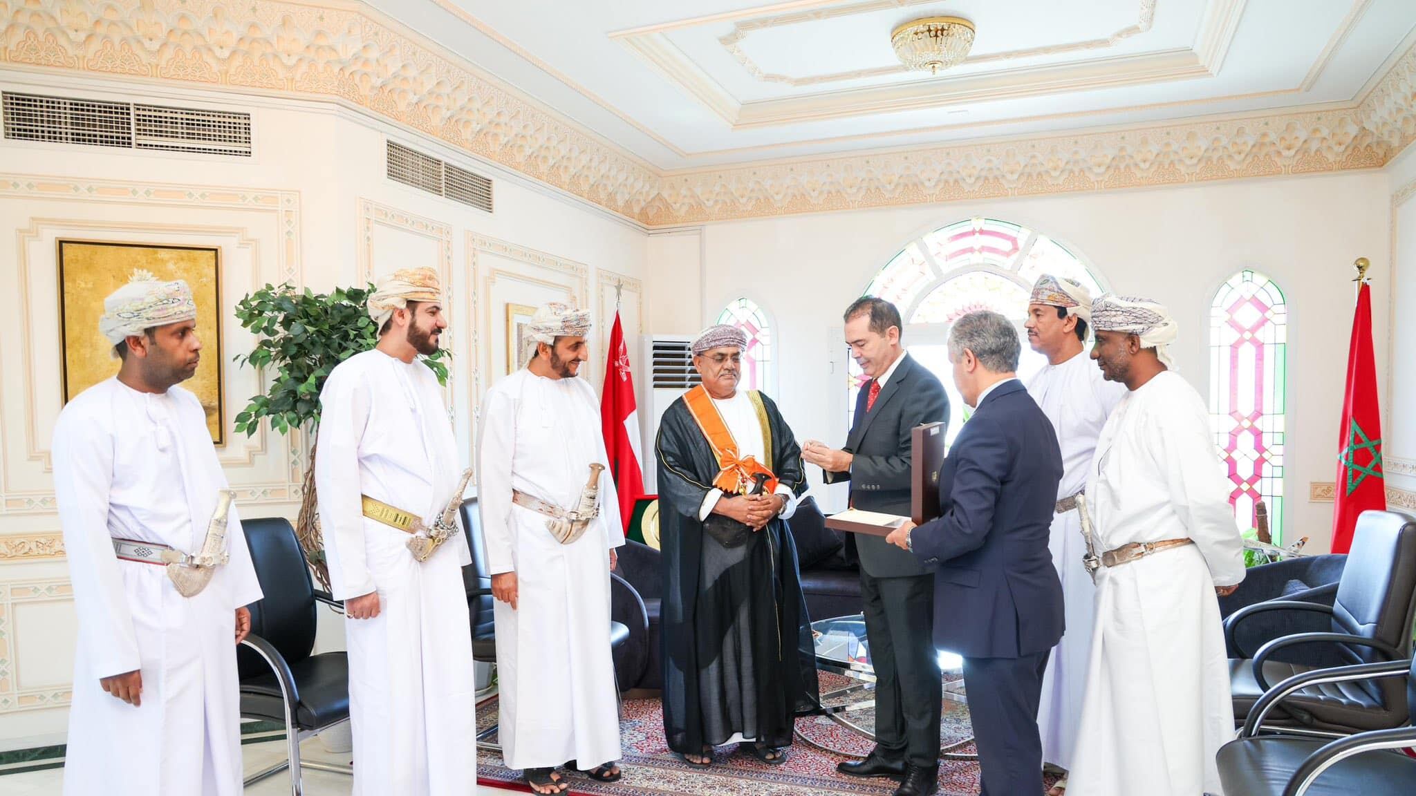 ملك المغرب يمنح سفيرنا السابق وسامًا