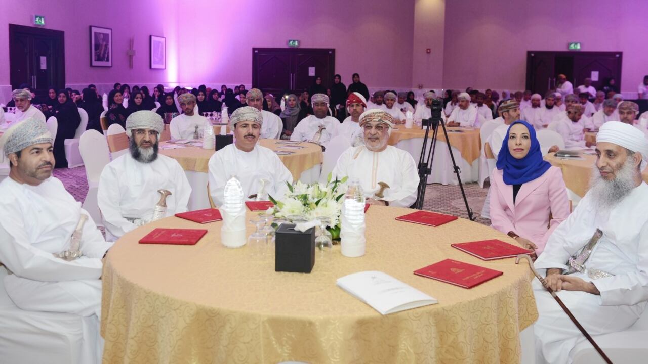 تتضمن 34 فائزًا: تدشين جائزة خاصة بالمعلم العُماني
